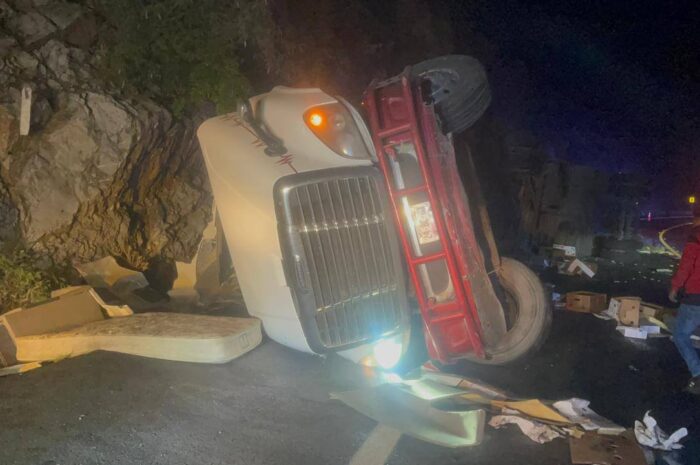 Tráiler con papaya vuelca en carretera de Ciudad Victoria y deja un lesionado