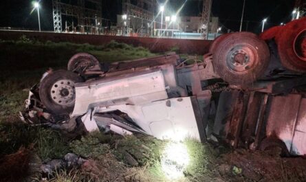 Tráiler doble remolque termina volcado en el Libramiento Poniente de Tampico