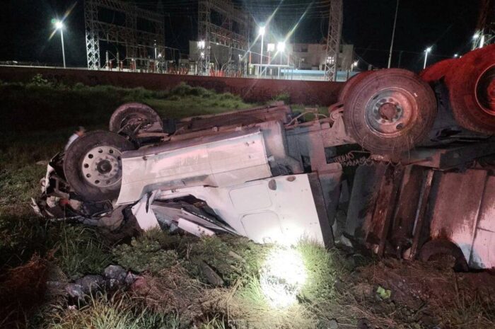 Tráiler doble remolque termina volcado en el Libramiento Poniente de Tampico