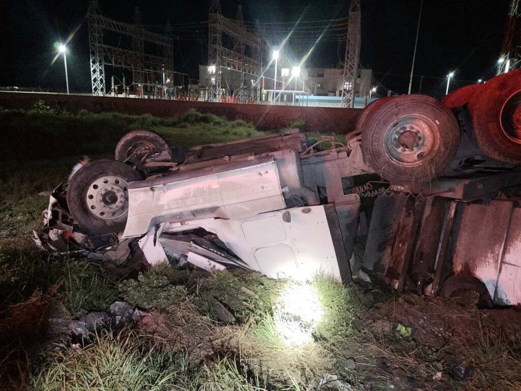 Tráiler doble remolque termina volcado en el Libramiento Poniente de Tampico