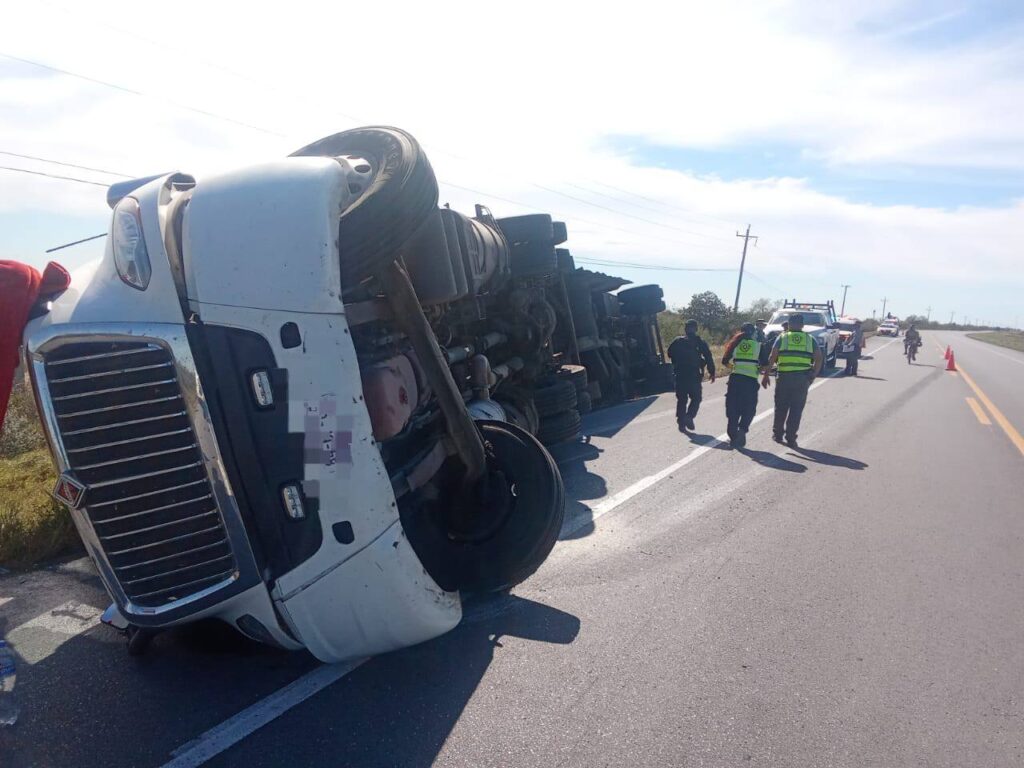 Volcadura de tráiler genera cierre parcial en la Victoria-Matamoros
