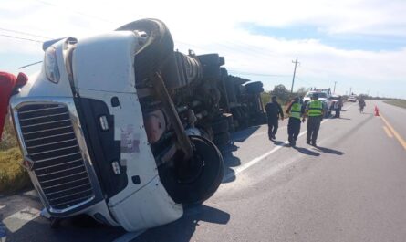 Volcadura de tráiler genera cierre parcial en la Victoria-Matamoros