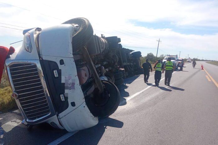 Volcadura de tráiler provoca cierre parcial en la Victoria–Matamoros