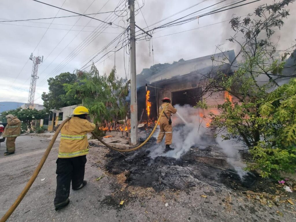 Incendio consume vivienda abandonada en Ciudad Victoria
