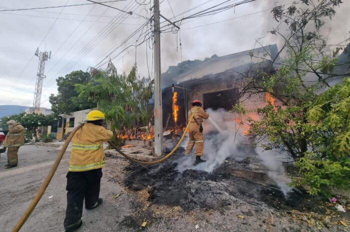 Incendio arrasa vivienda en aparente abandono en la colonia Benito Juárez, en Ciudad Victoria