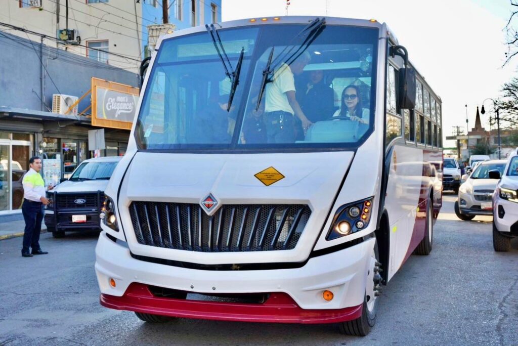 Entrega Carmen Lilia Canturosas camiones climatizados en Nuevo Laredo