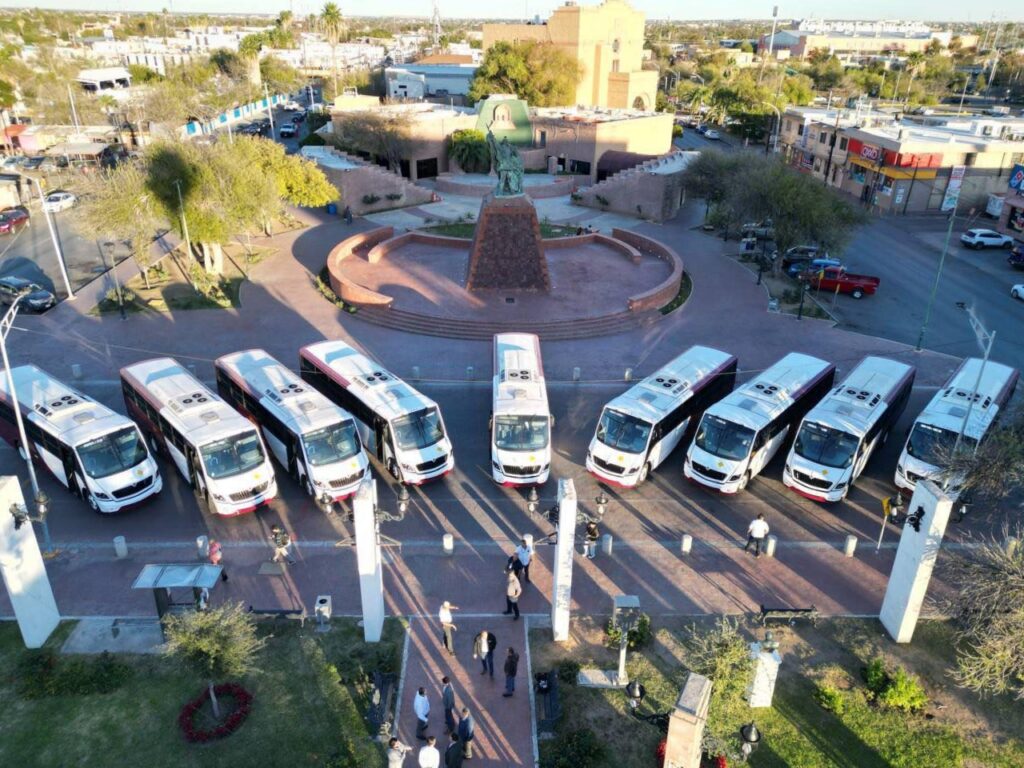 Entrega Carmen Lilia Canturosas camiones climatizados en Nuevo Laredo