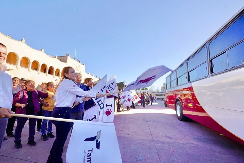 Entrega Carmen Lilia Canturosas camiones climatizados en Nuevo Laredo