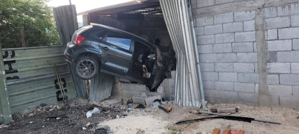 Conductor pierde el control y se impacta contra vivienda en Jaumave