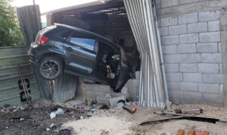 Conductor pierde el control y se impacta contra vivienda en Jaumave