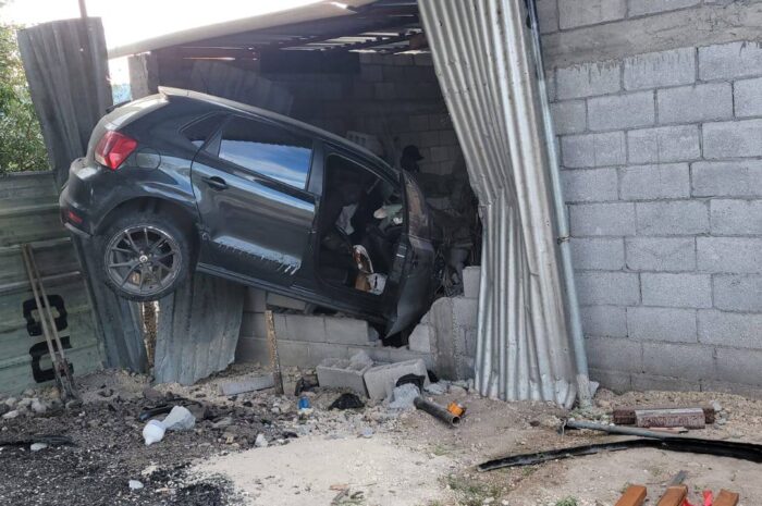 Conductor pierde el control y se impacta contra vivienda en Jaumave