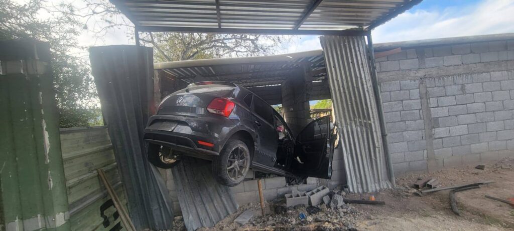 Conductor pierde el control y se impacta contra vivienda en Jaumave