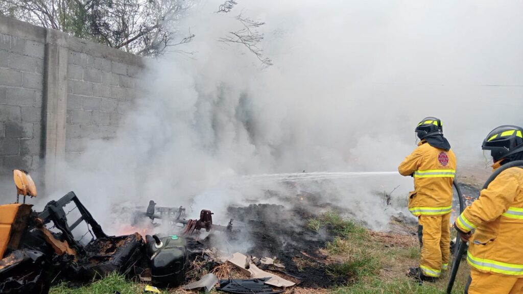 Bomberos sofocan siniestro que arrasó con yonke en San Fernando