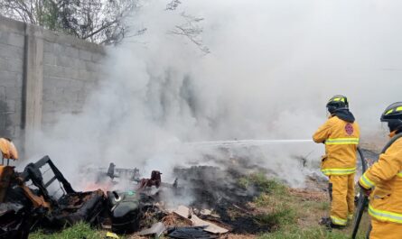 Bomberos sofocan siniestro que arrasó con yonke en San Fernando
