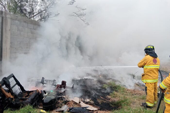Fuerte incendio arrasa con vehículos en yonke de San Fernando