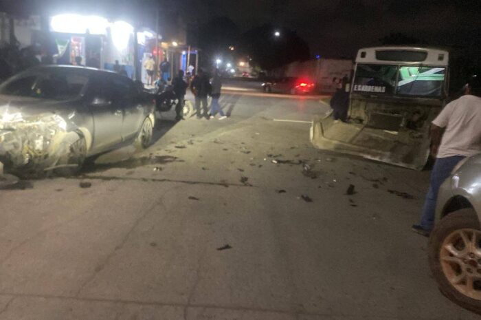 Colisión en «La Borreguera» deja dos heridos y daños materiales de consideración