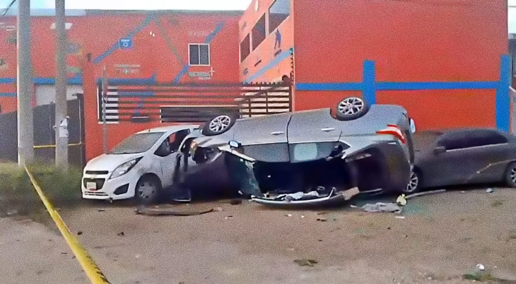 Vuelca auto tras chocar vehículos en Altamira