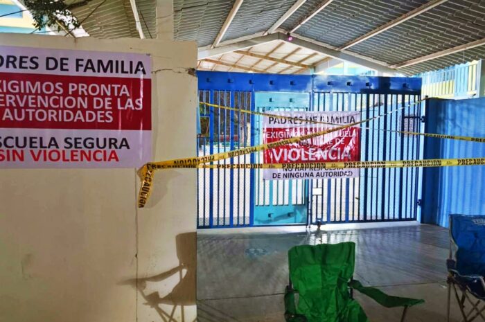 Padres bloquean primaria en Ciudad Victoria por denuncias de bullying sin resolver