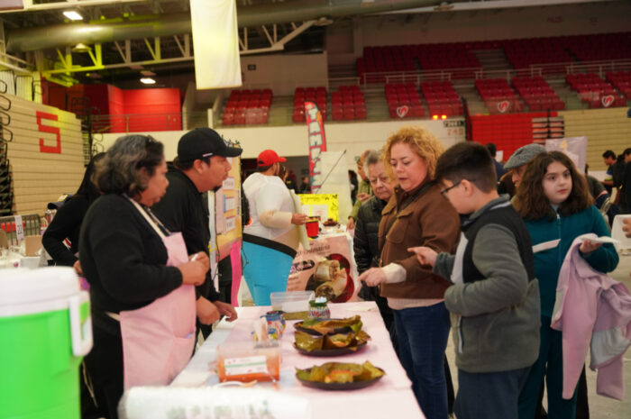 Cientos de neolaredenses celebran la tradición en el Tamal Fest