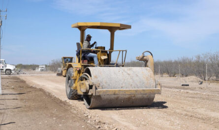 Encabeza Gobierno Municipal rehabilitación de caminos ejidales para fortalecer el desarrollo rural en Nuevo Laredo