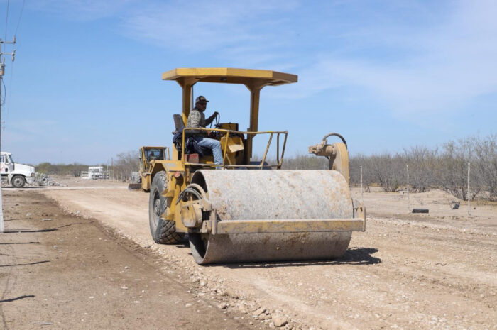 Encabeza Gobierno Municipal rehabilitación de caminos ejidales para fortalecer el desarrollo rural en Nuevo Laredo
