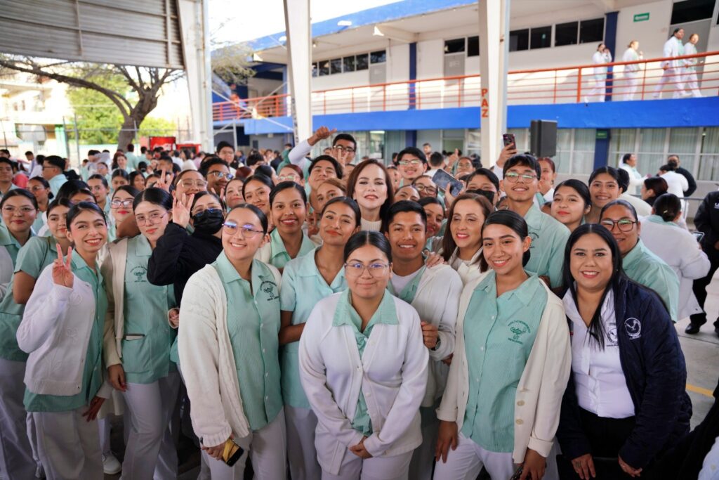 Reconocen a alcaldesa Carmen Lilia Canturosas como miembro honorífico de la Facultad de Enfermería; respaldan su liderazgo en favor de la educación Nombran a Carmen Lilia miembro honorífico de enfermería