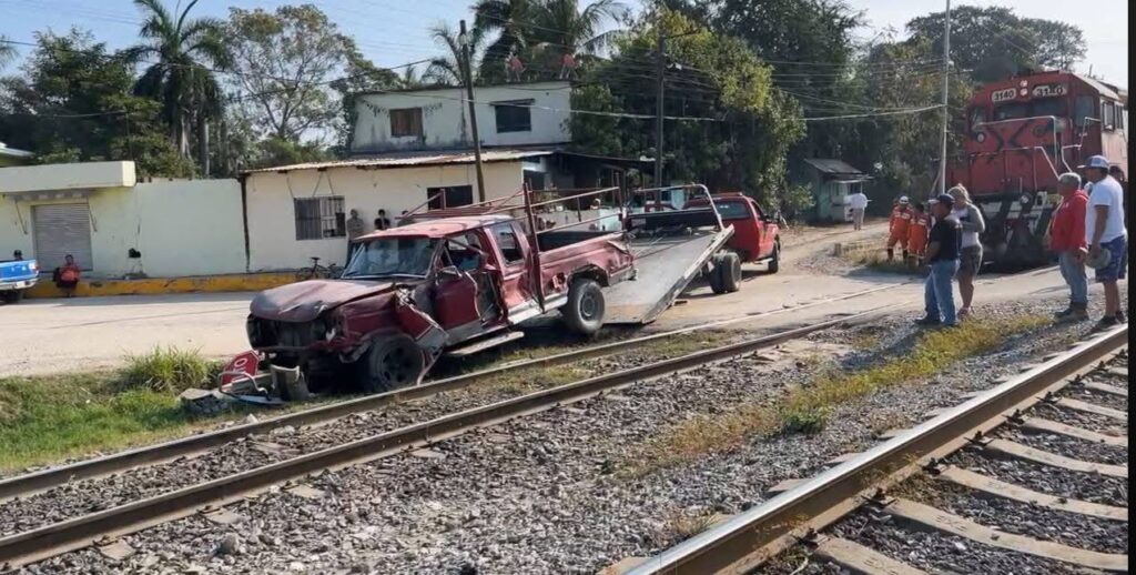 Tren embiste camioneta que intentó ganarle el paso en Altamira