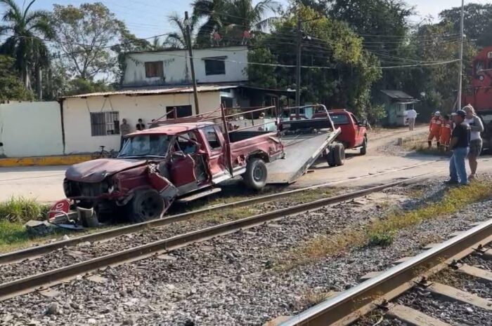 Tren embiste camioneta que intentó ganarle el paso en Altamira
