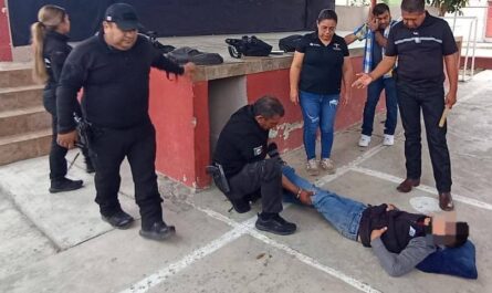 Rescatan a niño atorado bajo escenario en Mainero