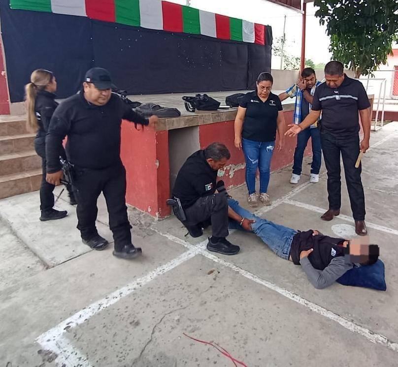 Rescatan a niño atorado bajo escenario en Mainero