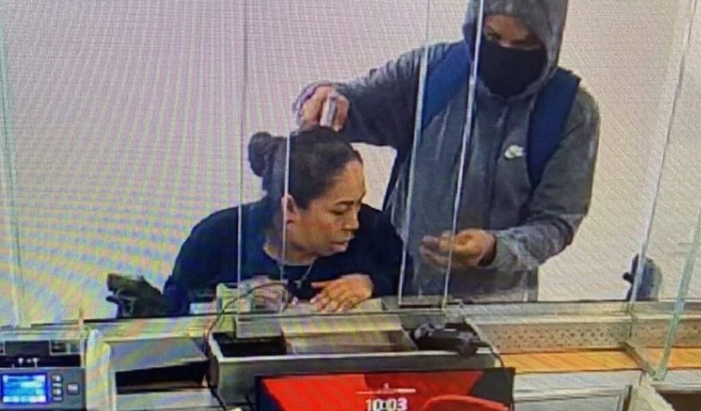 A punta de pistola, asaltan sucursal bancaria en Tampico