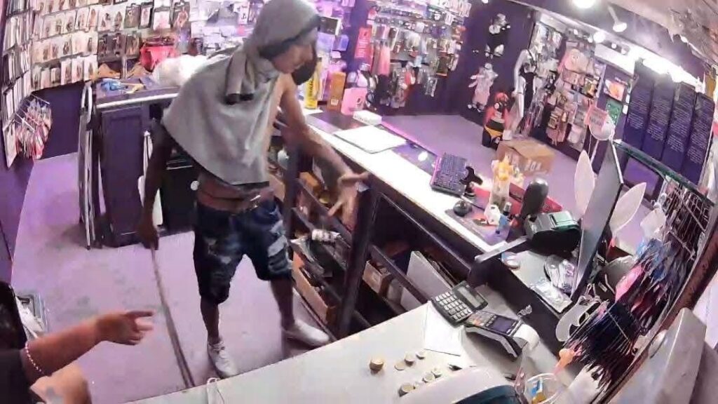 Agreden a empleada tras asalto con machete en local de Matamoros