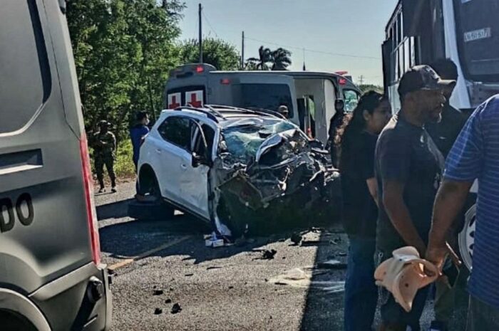 Fatal choque entre autobús y camioneta deja dos muertos en carretera a La Pesca