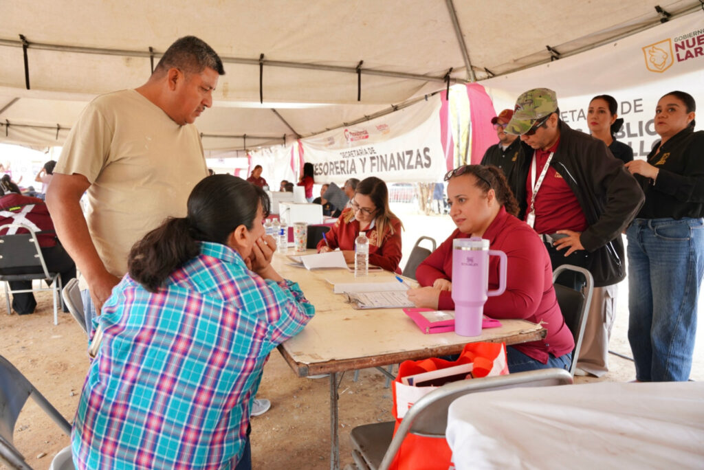 Vecinos de Valles del Paraíso reciben atención directa con programa “Presidencia Cerquita de Ti”