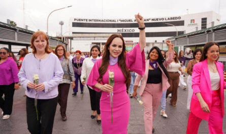 Mujeres de los Dos Laredos se unen en caminata binacional para conmemorar el Día Internacional de la Mujer