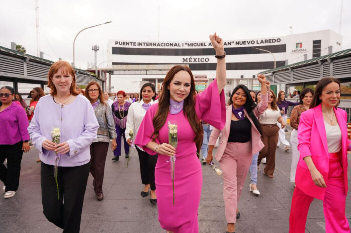 Mujeres de los Dos Laredos se unen en caminata binacional para conmemorar el Día Internacional de la Mujer