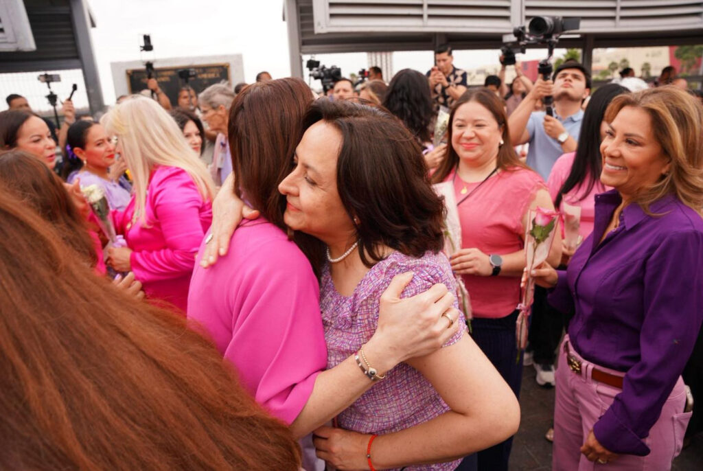 Mujeres de los Dos Laredos se unen en caminata binacional para conmemorar el Día Internacional de la Mujer