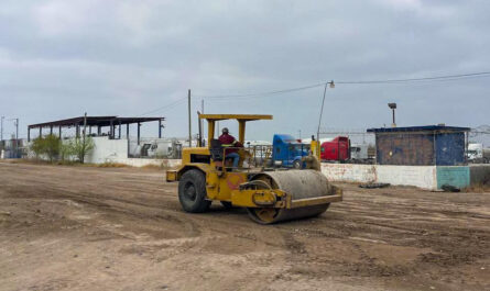 Continúa Gobierno de Nuevo Laredo rehabilitación de caminos ejidales para fortalecer conectividad rural