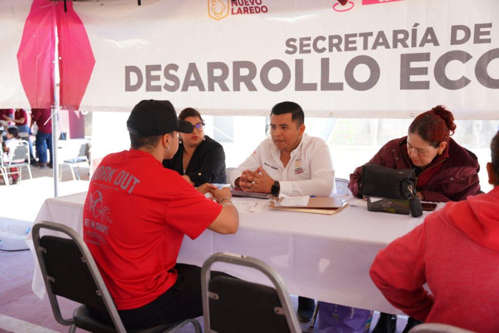 Gobierno de Nuevo Laredo lleva atención directa a familias de Nueva Era con “Presidencia Cerquita de Ti” Carmen Lilia Canturosas brinda atención directa a familias con