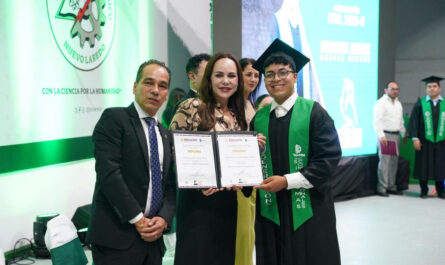Reitera alcaldesa Carmen Lilia Canturosas compromiso con la juventud y la educación en graduación del Tec de Nuevo Laredo