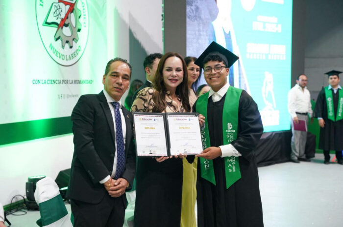 Reitera alcaldesa Carmen Lilia Canturosas compromiso con la juventud y la educación en graduación del Tec de Nuevo Laredo