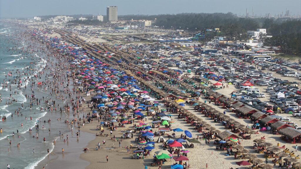 Prohíben que menores vendan en Playa Miramar