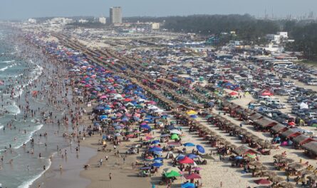 Prohíben que menores vendan en Playa Miramar