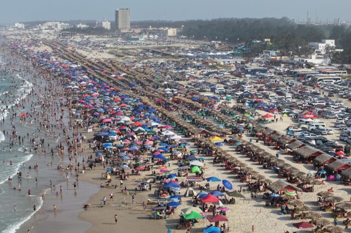 Prohíben que menores vendan productos en Playa Miramar