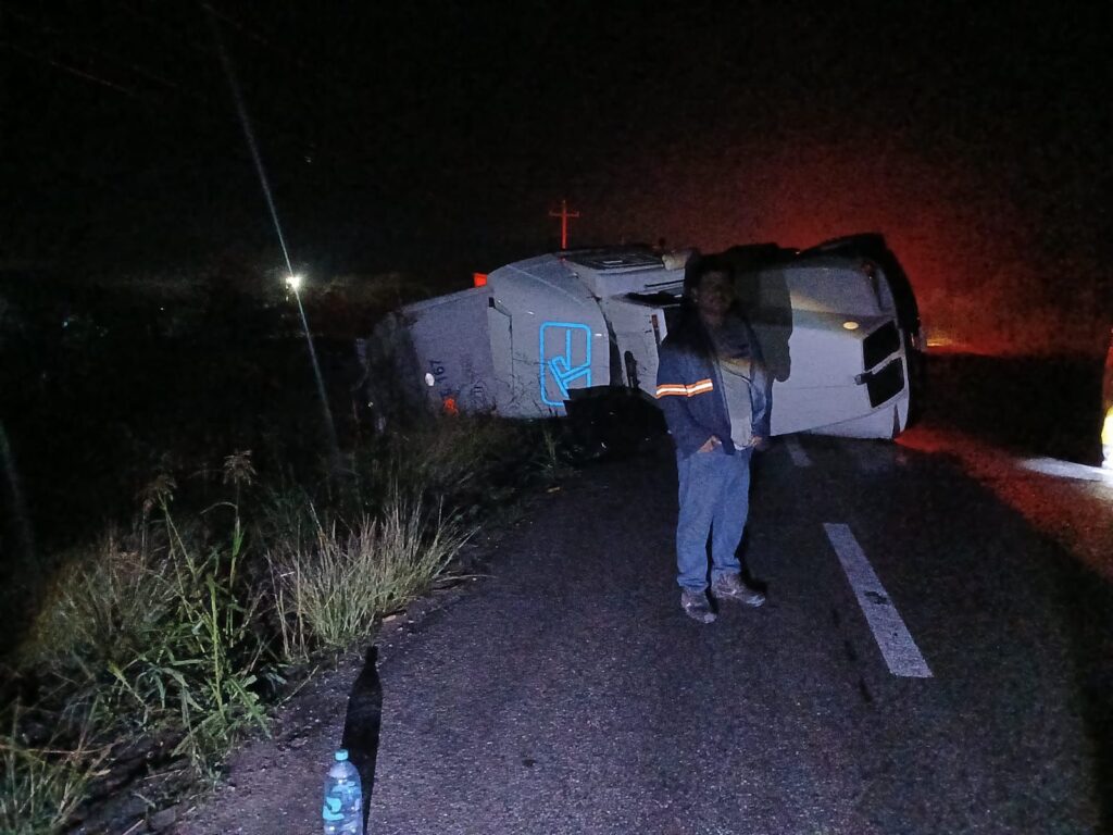 Tráiler con azúcar vuelca en la Limón–Xicoténcat