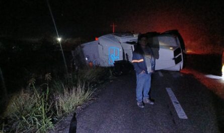 Tráiler con azúcar vuelca en la Limón–Xicoténcat