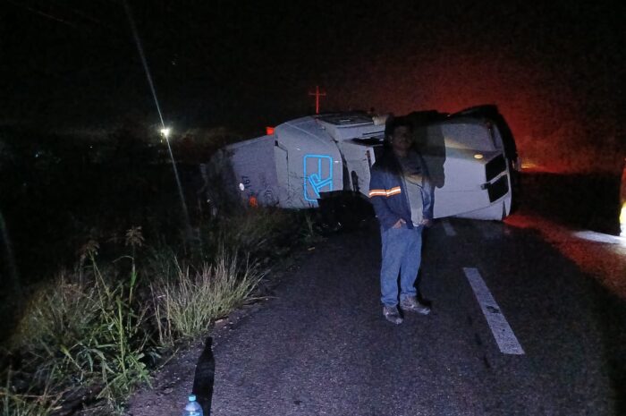 Tráiler con azúcar vuelca en la Limón–Xicoténcat