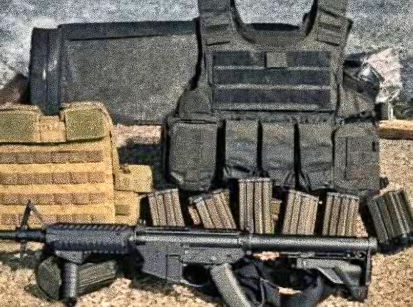 Abandonan camioneta con arma y equipo táctico en carretera de Tamaulipas