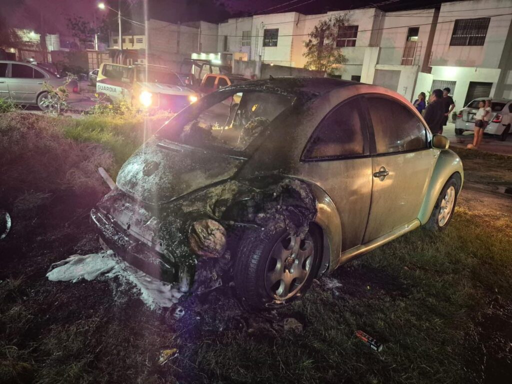Auto arde en Lomas de Guadalupe, en Ciudad Victoria; indagan si fue intencional El fuego fue sofocado por bomberos en Ciudad Victoria; Fiscalía ya investiga tras localizar evidencia en la zona