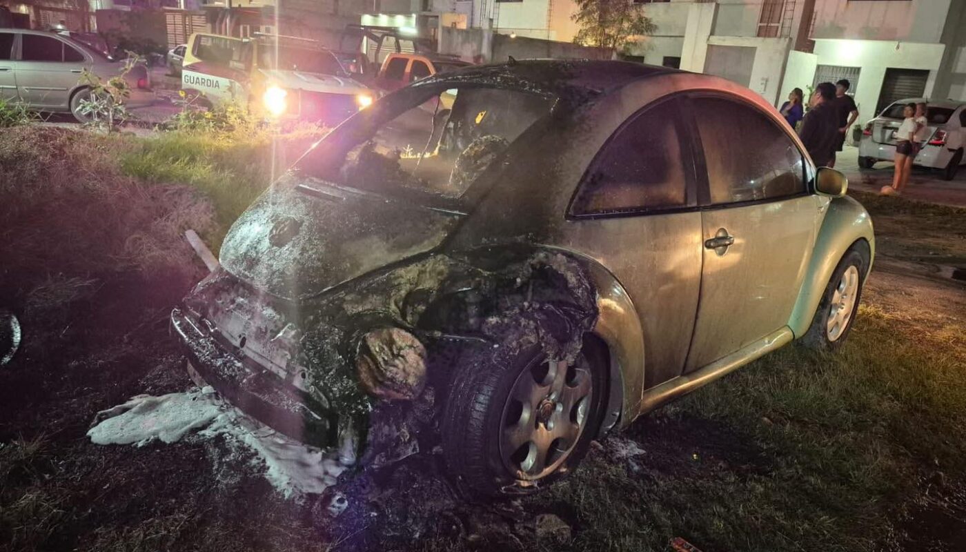 Auto arde en Lomas de Guadalupe, en Ciudad Victoria; indagan si fue intencional El fuego fue sofocado por bomberos en Ciudad Victoria; Fiscalía ya investiga tras localizar evidencia en la zona